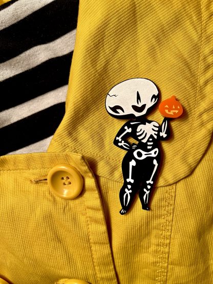 Skeleton Babe Brooch (Black)