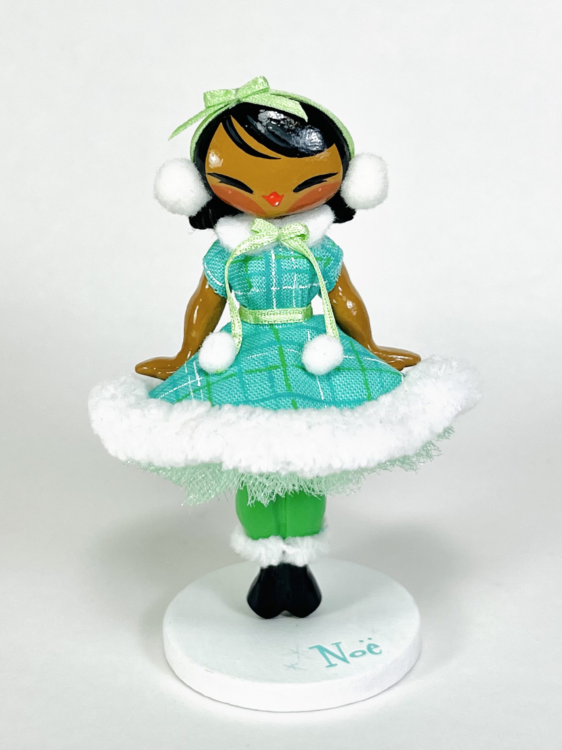 Brooch Babe — Noë